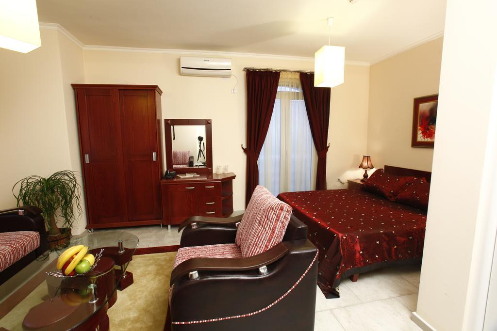 Hotel Luxor Suto Orizari Екстер'єр фото